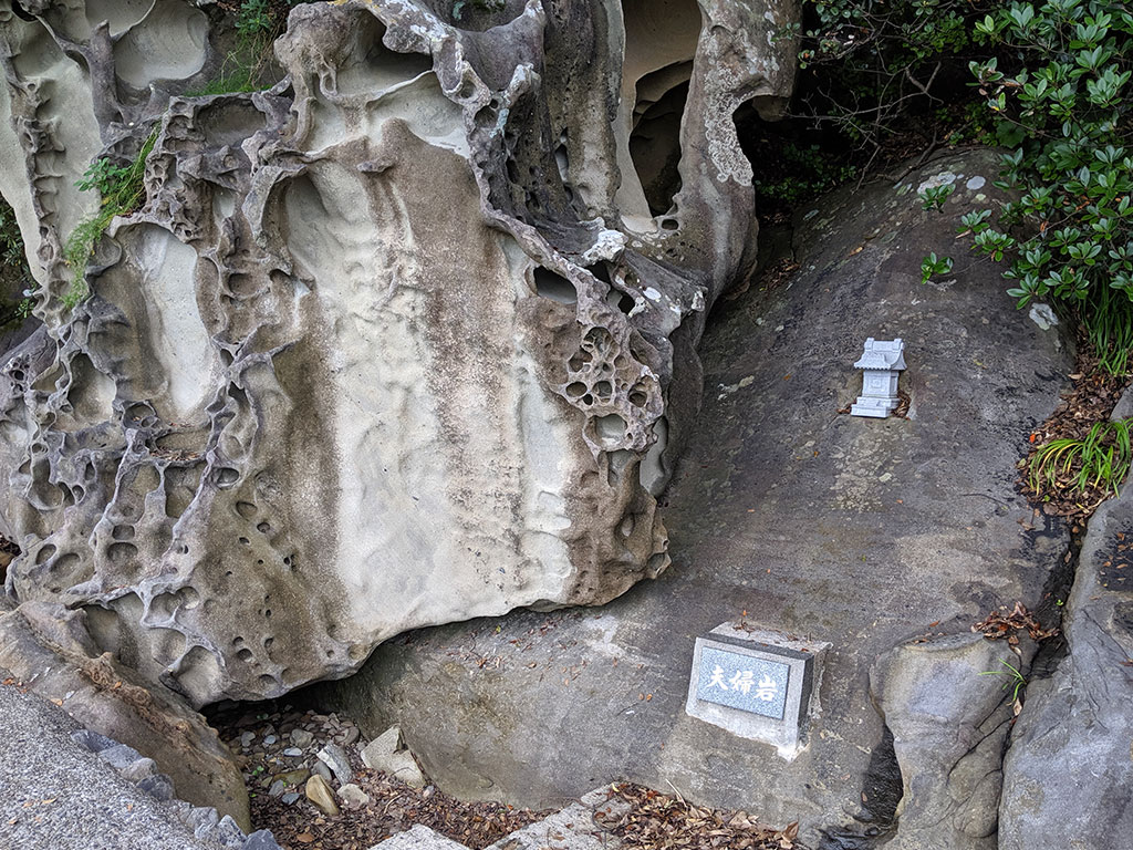 不思議な形の夫婦岩