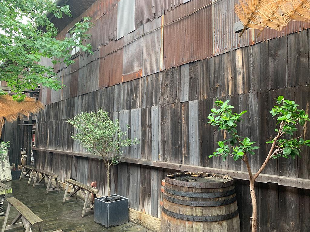 レトロな倉庫の壁