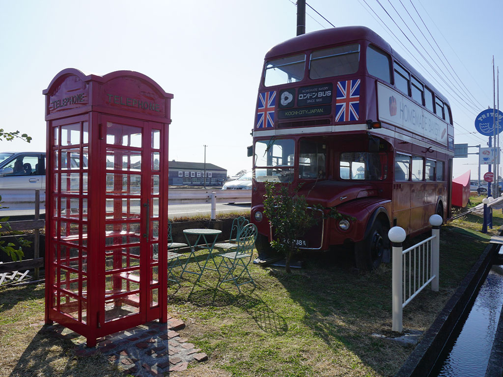 電話ボックスとバス